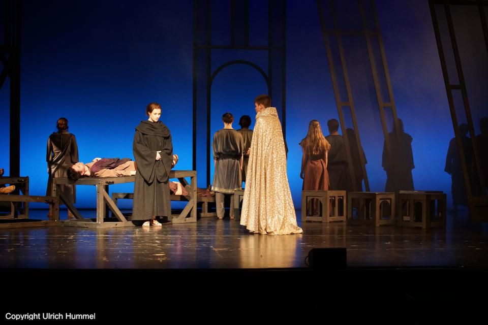 In Rom haben sich die außergewöhnlichen Fähigkeiten des Johannes Anglicus bis in die höchsten Kreise herumgesprochen. Als Papst Sergius erkrankt, wird 'er' in den Lateranpalast gerufen. paepstin musical stuttgart 098