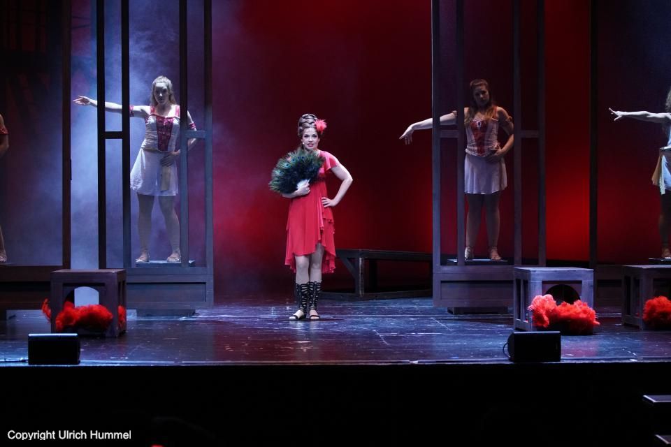 Eine nicht zu unterschätzende Machtposition genießt die Kurtisane Marioza (Stefanie Kock). paepstin musical stuttgart 099