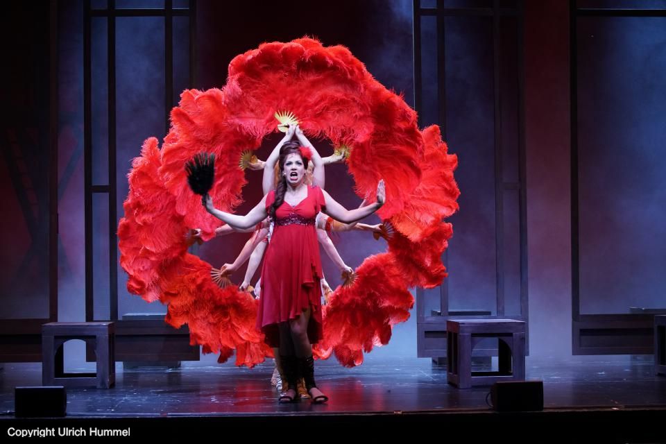 Papst Sergius allerdings ist mehr an guten Speisen und Wein als an Frauen interessiert. Schlecht fürs Geschäft, meint Marioza. paepstin musical stuttgart 103