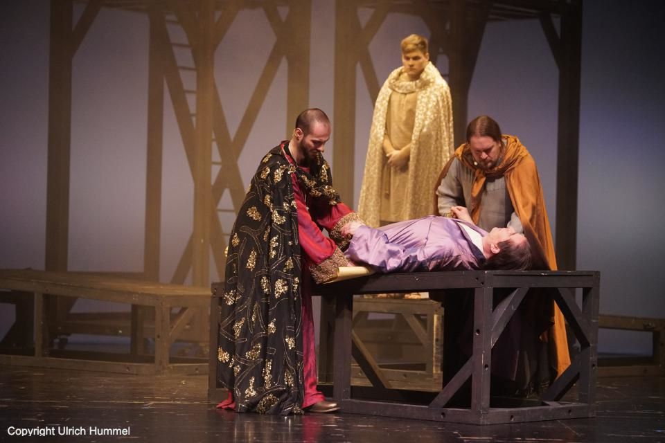 Während der kranke Papst (Frank Bahrenberg) zur Ader gelassen wird, will Anastasius flugs die Situation ausnutzen. Er schiebt Papst Sergius einen Vertrag unter und ist bereit, seine Unterschrift zu fälschen... paepstin musical stuttgart 106