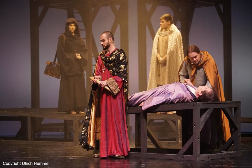 ... als Johannes Anglicus auftaucht. Wieder durchkreuzt Johanna ohne es zu wissen Anastasius' Intrigenspiel. paepstin musical stuttgart 107