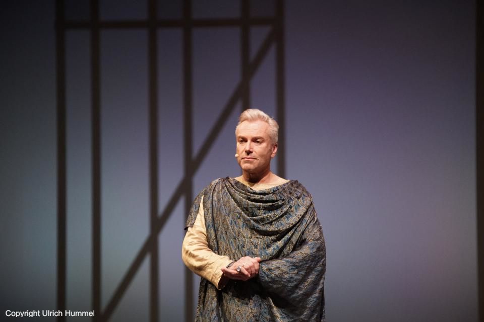 Aeskulapius hat sofort erkannt, wer da vor ihm steht. paepstin musical stuttgart 110