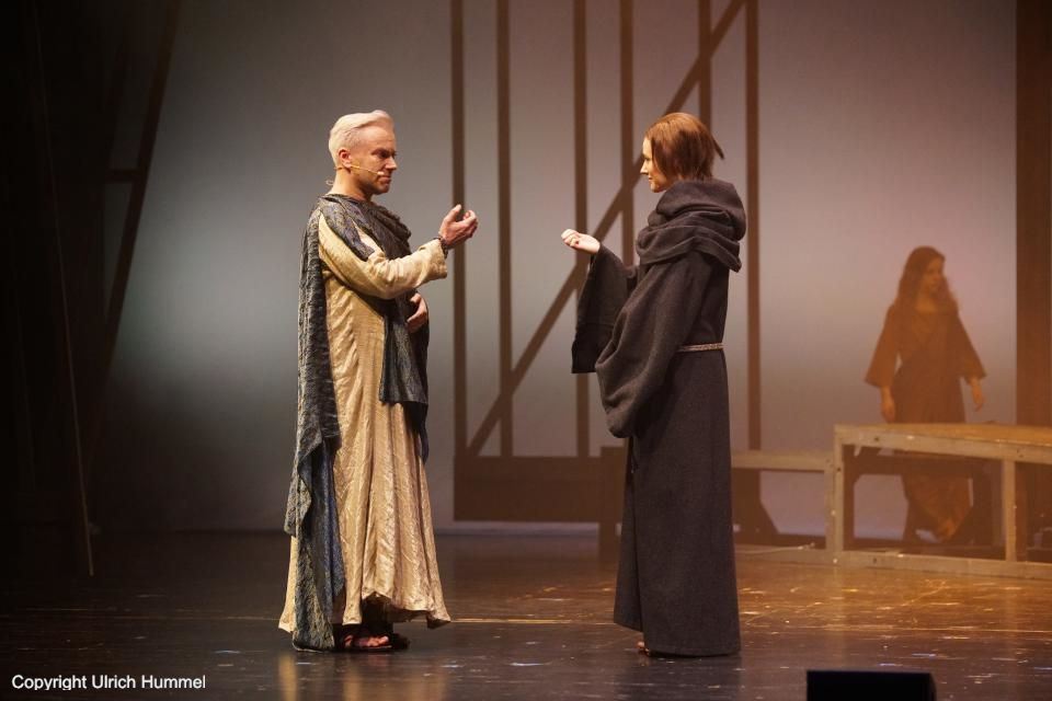 'Du bist nicht mehr meine Schülerin. Nun sind wir Verbündete". Natürlich wird auch Aeskulapius weiterhin zu Johanna halten und ihr Geheimnis nicht verraten. paepstin musical stuttgart 111