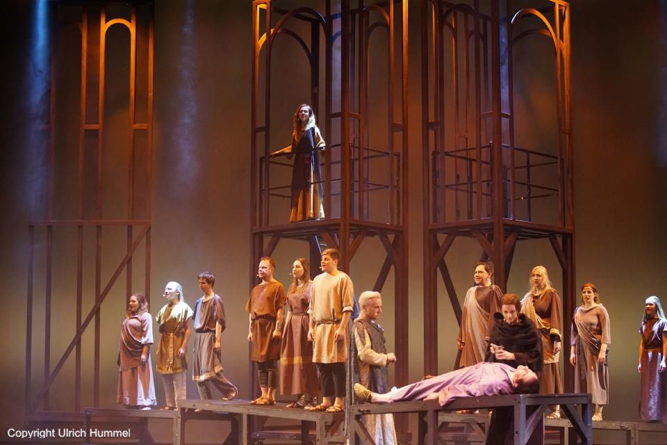 ... und bald schon rückt sie zum Nomenklator auf. paepstin musical stuttgart 113