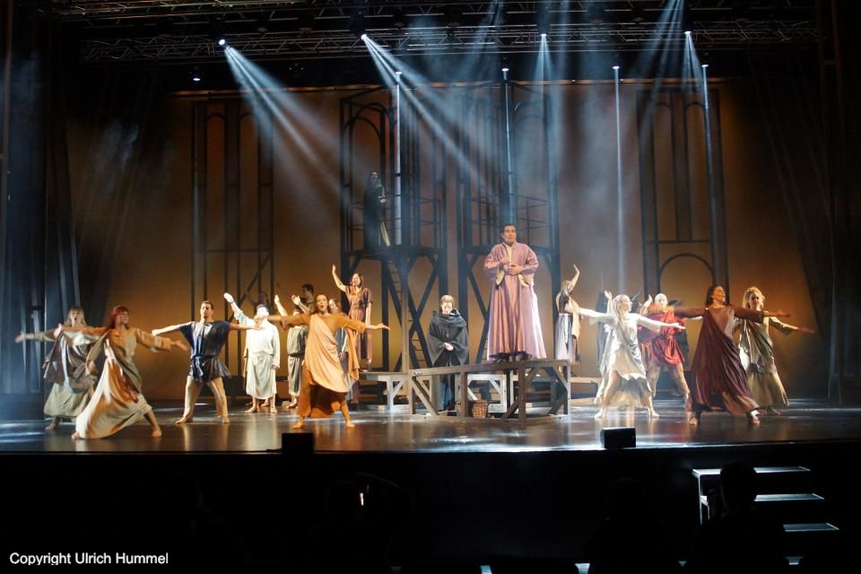 Papst Sergius geht es zunehmend besser - was nicht jederman gefällt. Das Volk verehrt Johannes Anglicus, er gilt als Shootingstar, der Rom wieder voranbringt. paepstin musical stuttgart 114