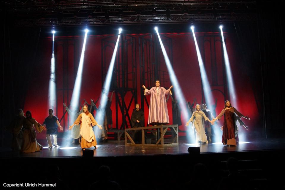 Je mehr ihr Bekanntheitsgrad steigt, desto größer wird die Gefahr, in der Johanna ständig schwebt. Würde ihr Geheimnis entdeckt, wäre ihr Leben verwirkt. Das Volk aber ist begeistert: 'Die neue Hoffnung trägt den Namen Johannes Anglicus .' paepstin musical stuttgart 115