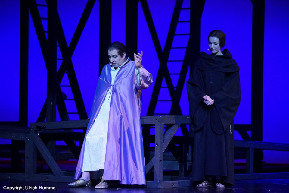 Papst Sergius vertraut Johannes Anglicus und akzeptiert sogar, wenn auch widerwillig, seine Therapie: Bewegung und mäßige Kost. Seine Gesundheitszustand wird immer besser, was auch Johannas Position festigt. Dennoch: Ihre Lage bleibt lebensgefährlich. Jeden Tag. paepstin musical stuttgart 116