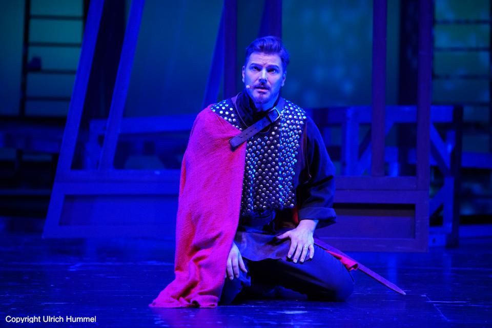 'Ich trank einen süßen Betrug, doch Trost oder Linderung gab er mir nicht. Kein Rausch bringt Vergessen genug und betäubt die Gedanken an dich.' paepstin musical stuttgart 119