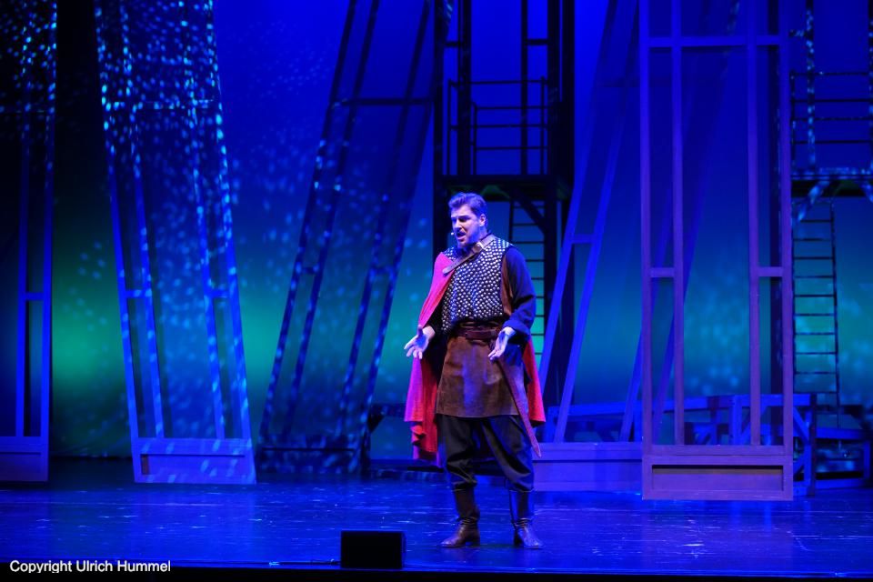 Schuldgefühle plagen ihn, die Sehnsucht nach Johanna bricht ihm fast das Herz. paepstin musical stuttgart 121