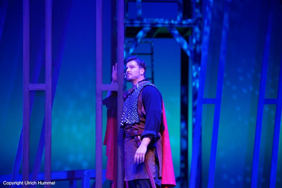 'Und so werde ich hier auf dich warten, am äußersten Rande der Zeit. Die Erinnerung hält mich gefangen in einem Raum zwischen Hoffnung und Leid. Ein Traum ohne Anfang und Ende ist alles, was bleibt.' paepstin musical stuttgart 122