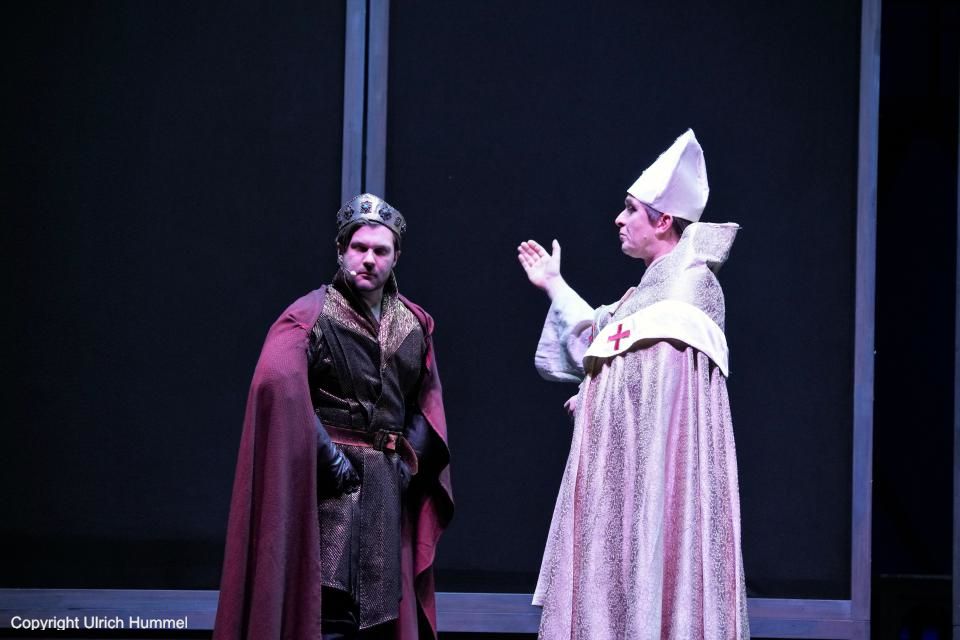 Wie durch ein Wunder schließt sich nach zweimaligem Klatschen die Tür zur Kathedrale. Ein Zeichen Gottes? paepstin musical stuttgart 125