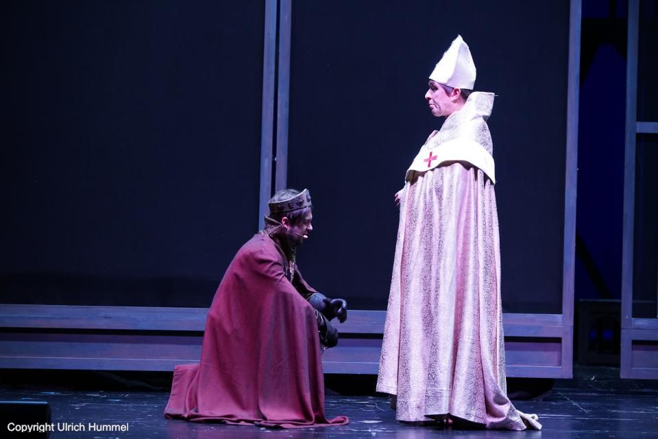 Was bleibt dem Kaiser übrig? Er beugt sich dem offensichtlichen Willen Gottes - und anerkennt Sergius als den rechtmäßigen Papst. paepstin musical stuttgart 126