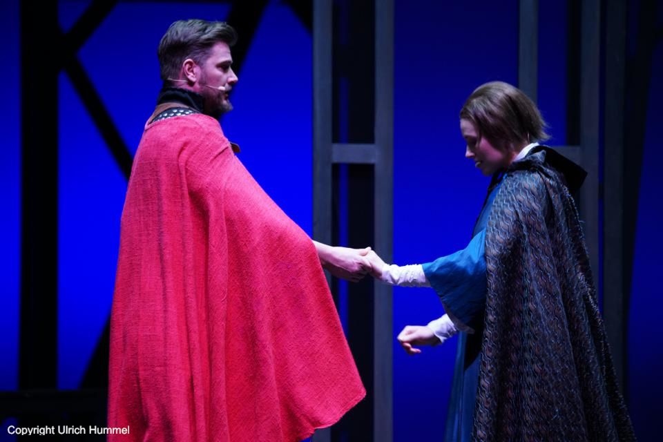 Eben so groß wie Gerolds Wiedersehensfreude ist seine Fassungslosigkeit angesichts der Situation. Aber der Schein muss gewahrt bleiben. Johannas Beschützer ist wieder an ihrer Seite. Wird jetzt alles gut? paepstin musical stuttgart 128