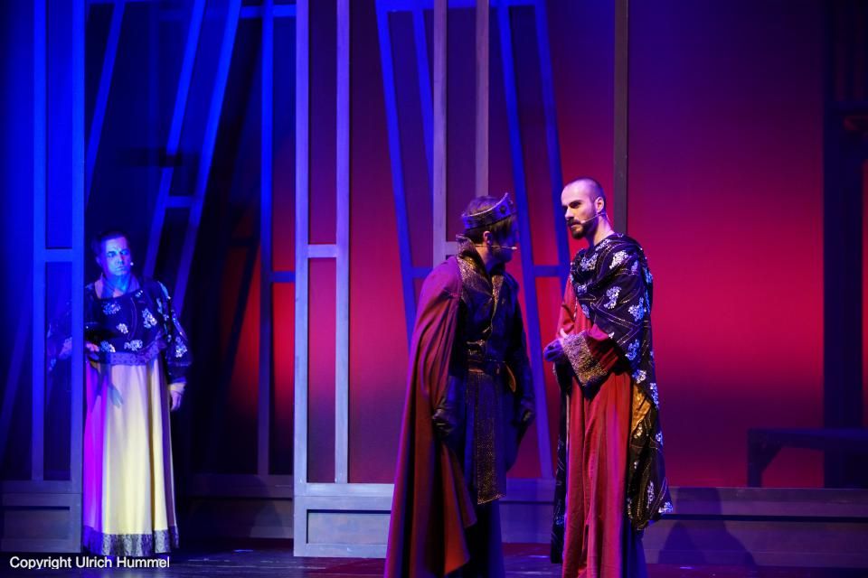 Da Kaiser Lother Papst Sergius inzwischen anerkannt hat, muss er zu Anastasius auf Distanz gehen. Arsenius weiß: Jetzt muss er stärkere Geschütze auffahren, wenn er seinen Sohn auf dem Heiligen Stuhl erleben will. Er zieht weiter die Fäden in seinem schmutzigen Spiel… paepstin musical stuttgart 129