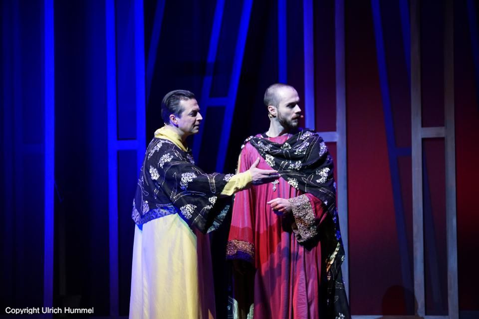 Anastasius fürchtet, Johannes Anglicus könne wieder ein Mittelchen hervorzaubern, das Papst Sergius rettet. Aber auch für diesen Fall hat Arsenius vorgesorgt: paepstin musical stuttgart 131