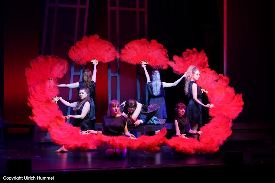 Sie reißt ihn an sich, als im nächsten Moment... paepstin musical stuttgart 133