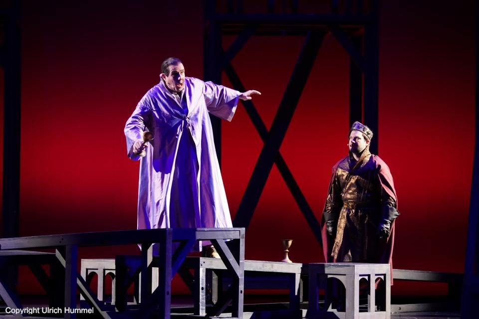 Auch der zweite Teil von Arsenius' niederträchtigem Plan gelingt: paepstin musical stuttgart 135