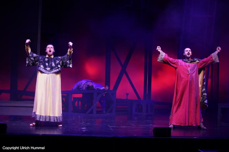 Natürlich geschieht das alles nur 'zum Ruhme der Familie'. Wäre doch gelacht, wenn nicht endlich Anastasius zum Papst gewählt würde. paepstin musical stuttgart 137