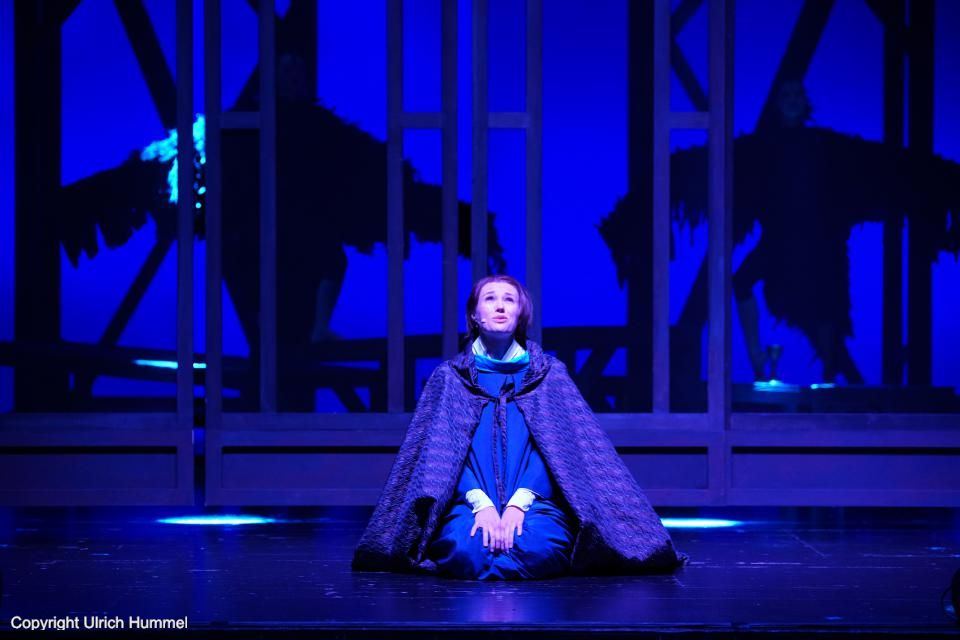 Als Mönch bei unkeuschem Tun auf frischer Tat ertappt - oder als verkleidete Frau enttarnt. Ein Entrinnen scheint unmöglich. paepstin musical stuttgart 139