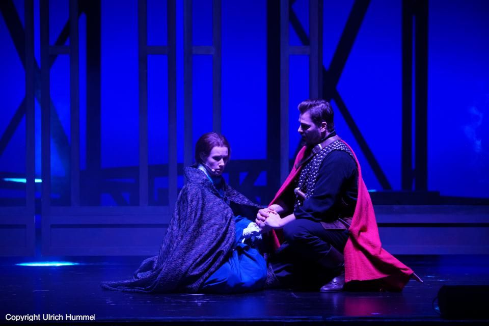 Gerold hat es geschafft, Johanna aufzuspüren und will mit ihr fliehen. Aber es kommt anders. paepstin musical stuttgart 141