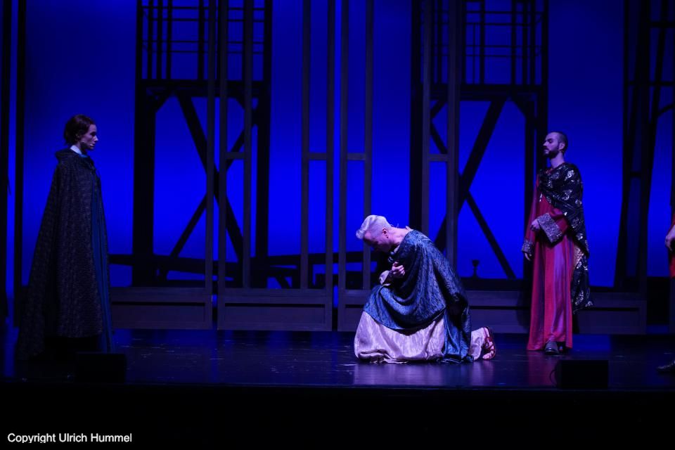 Aeskulapius überbringt eine unglaubliche Kunde: Durch den Willen des Volkes wurde Johannes Anglicus zum neuen Papst gewählt. paepstin musical stuttgart 142