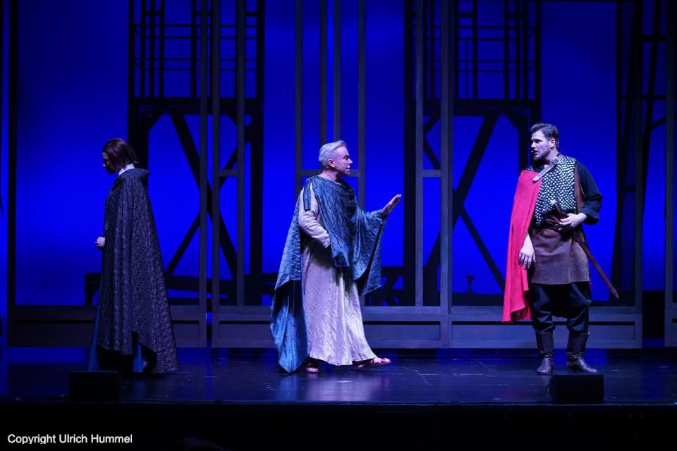 Gerold ist entsetzt: Niemals dürfe Johanna diese Position antreten, viel zu groß sei die Gefahr. Aber Aeskulapius ist anderer Meinung. Er sieht nur, wie viel Johanna als Papst bewirken könnte. paepstin musical stuttgart 143