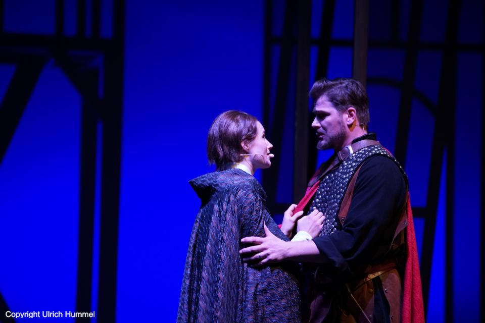 Sie ist beflügelt von der Vorstellung, wie sie als Papst vieles zum Guten wandeln könnte. Das sei viel zu gefährlich, warnt Gerold. Johanna aber ist überzeugt, dass Gerold sie jederzeit beschützen kann. Auf keinen Fall wird sie das Amt ablehnen. paepstin musical stuttgart 145