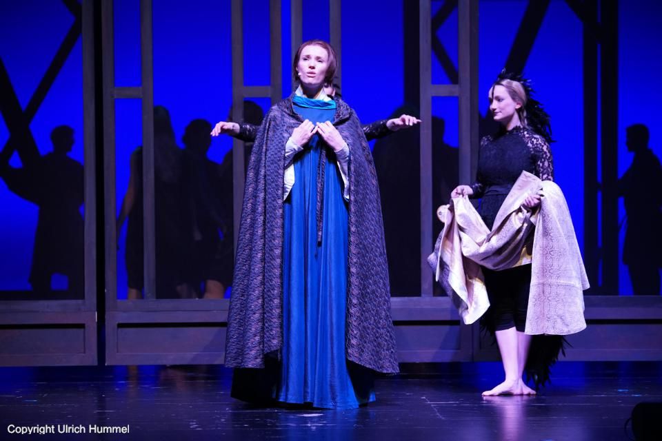 'Ich sehe all die Menschen, die Gott mir anvertraut. Und ihre Hoffnung hebt mich hoch empor. Das ist meine Bestimmung jetzt kann ich sie deutlich spüren. Ich habe keine Angst davor." paepstin musical stuttgart 147