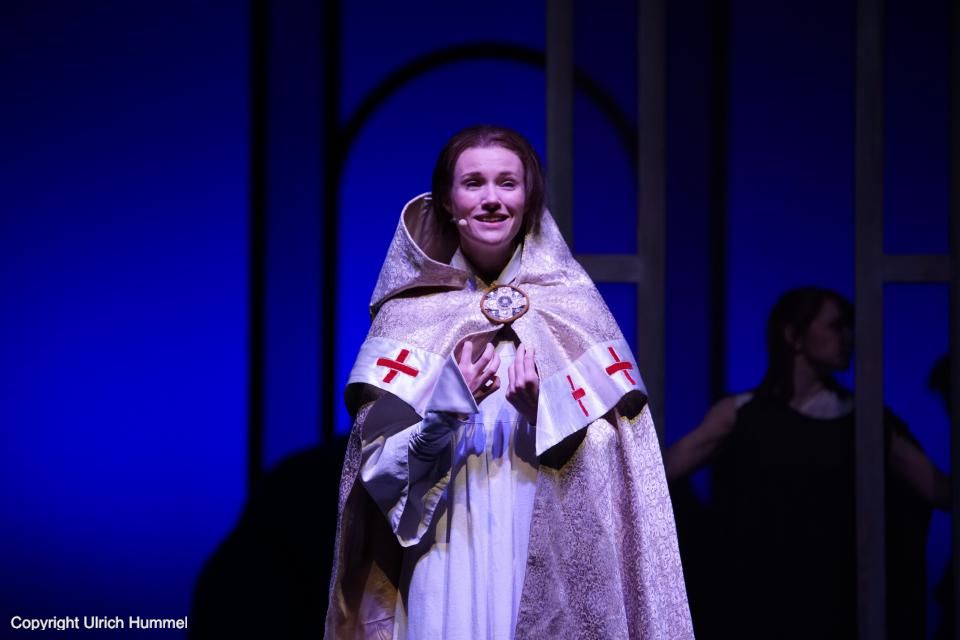 Johanna scheint zu vergessen, dass sich an ihrer gefährlichen Doppelexistenz nichts geändert hat. paepstin musical stuttgart 150