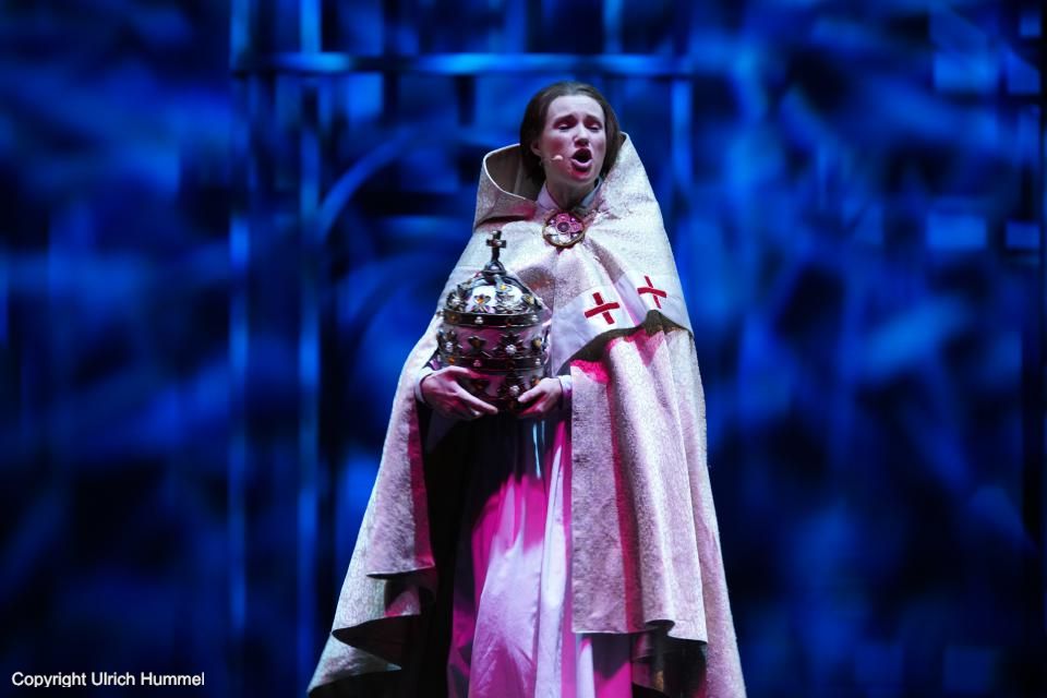 'Hier stehe ich und ein helles Licht durchflutet mich. Jetzt sehe ich klar:' paepstin musical stuttgart 154