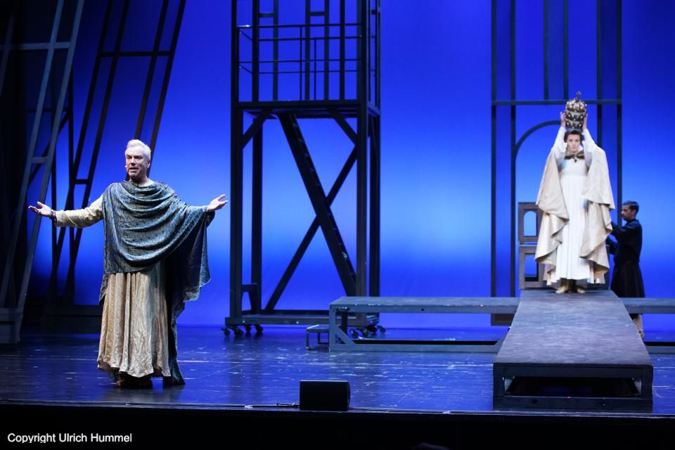 'Ich verkünde euch große Freude: Habemus papam. Wir haben einen Papst.' paepstin musical stuttgart 157