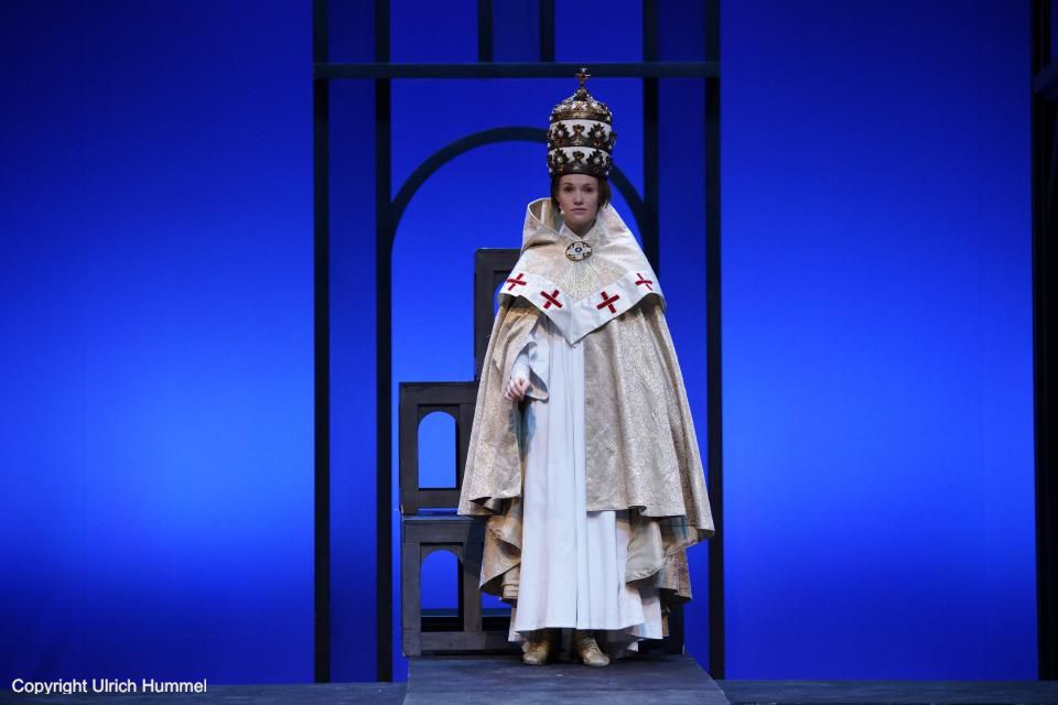 Die Papstweihe ist vollzogen, nun gibt es kein Zurück. paepstin musical stuttgart 160