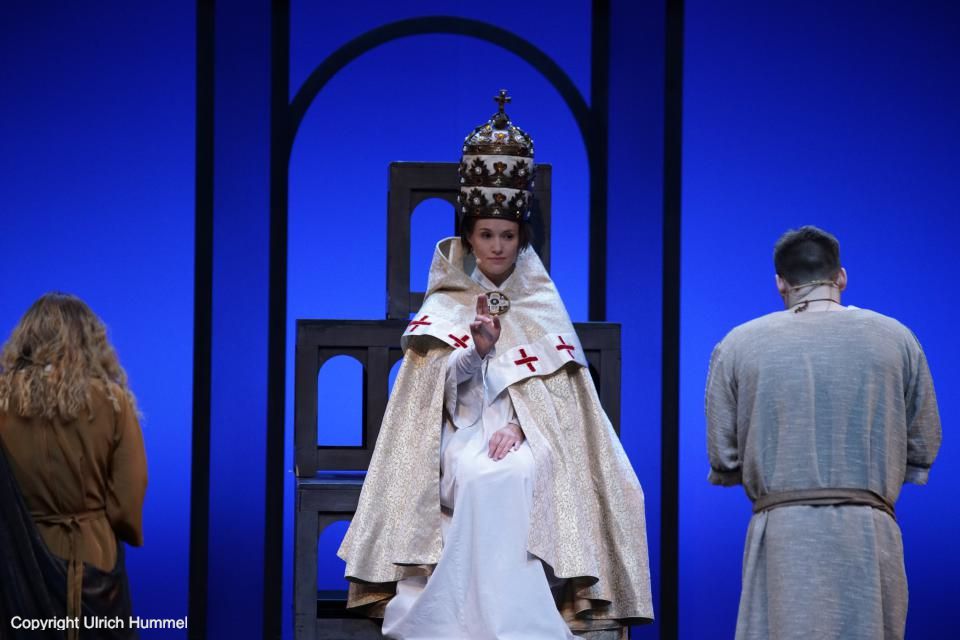 Die Bürger Roms erweisen dem neuen Papst die Ehre. Huldvoll nimmt Johannes Anglicus die Ovationen entgegen. paepstin musical stuttgart 161