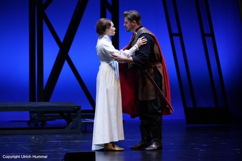 Johanna fürchtet sich nicht - aber Gerold fürchtet um Johannas Leben. paepstin musical stuttgart 162