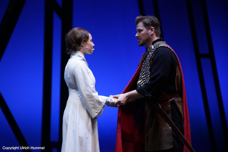 Wieder und wieder mahnt er zur Vorsicht. Denn Johanna hat Feinde - mächtige Feinde. paepstin musical stuttgart 163