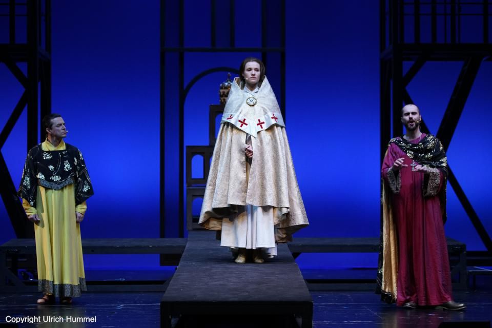 Und die lassen auch nicht lange auf sich warten und ersuchen um Audienz. paepstin musical stuttgart 164