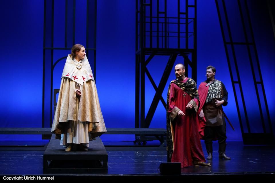 Hämisch grinsend bringt Anastasius die Kunde, dass die Kardinalsversammlung das Geld für das geplante Krankenhaus und die Mädchenschule verweigert. paepstin musical stuttgart 165