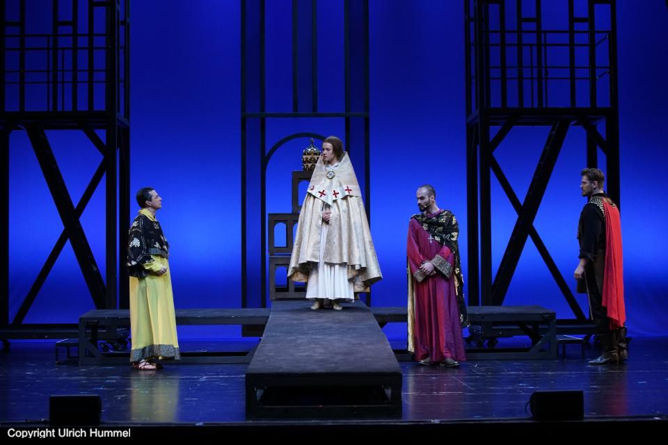 Johanna lässt sich nicht einschüchtern. Sie kann Kraft ihres Amtes auch eigenmächtig die Beschlüsse der Kardinalsversammlung außer Kraft setzen. paepstin musical stuttgart 166