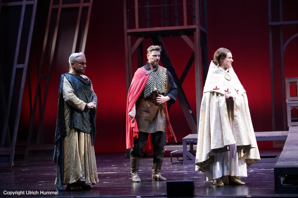 Aeskulapius und Gerold sind auf Johannas Seite. paepstin musical stuttgart 167