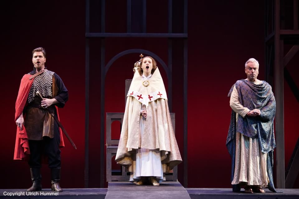 Johanna ist fest entschlossen, auch Mädchen den Zugang zu Wissen und Bildung zu ermöglichen. paepstin musical stuttgart 168