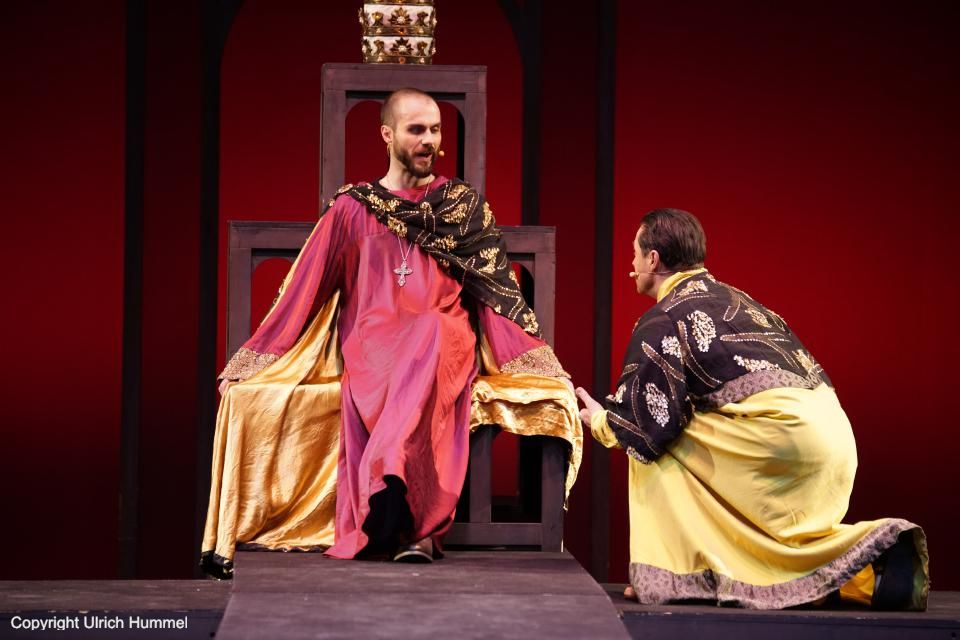 Arsenius will weiterhin seine politischen Schachzüge diplomatisch inszenieren. Aber Anastasius verliert langsam die Geduld und setzt auf eigene Methoden. paepstin musical stuttgart 169