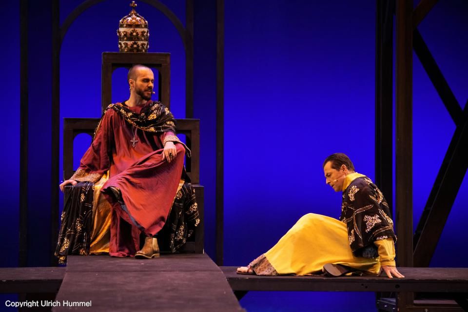 Seinem Vater wirft er vor, Angst zu haben. Jetzt ist Anastasius derjenige, der um jeden Preis an die Macht will. paepstin musical stuttgart 170