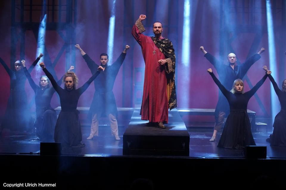 'Mit Worten, lieber Vater, gewinnt man keinen Krieg. Auf Possenspiel geb‘ ich nicht viel. Ich will den klaren Sieg.‘ paepstin musical stuttgart 171