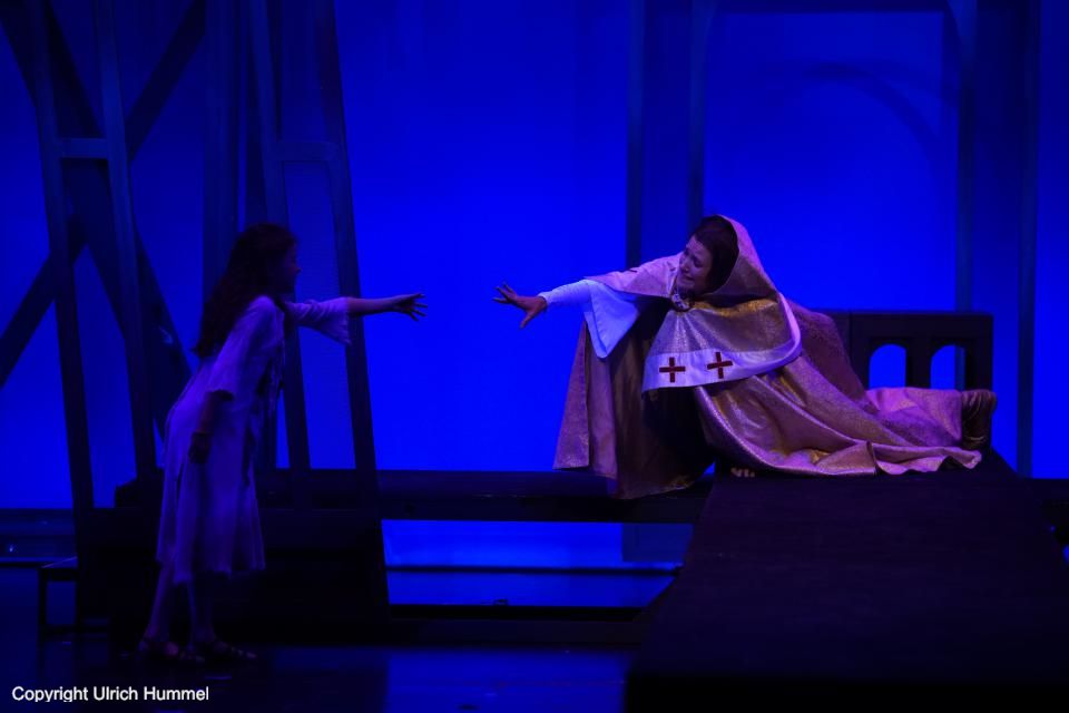 Schreckliche Erinnerungen an ihre Kindheit - oder womöglich dunkle Vorahnungen? paepstin musical stuttgart 173