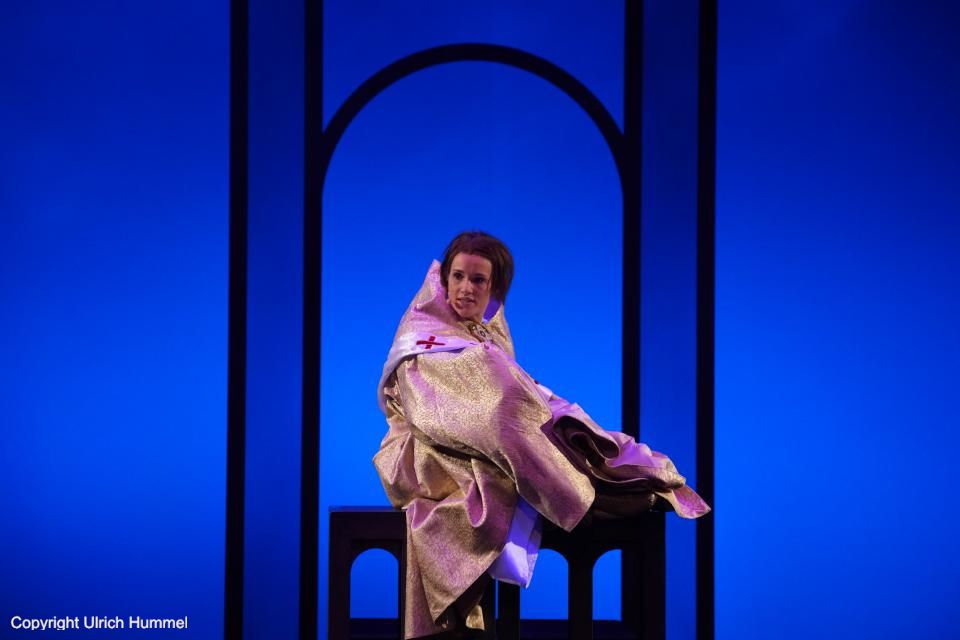 Johanna durchlebt im Schlaf alle Ängste, die sie in ihrem Alltag verdrängt. paepstin musical stuttgart 174