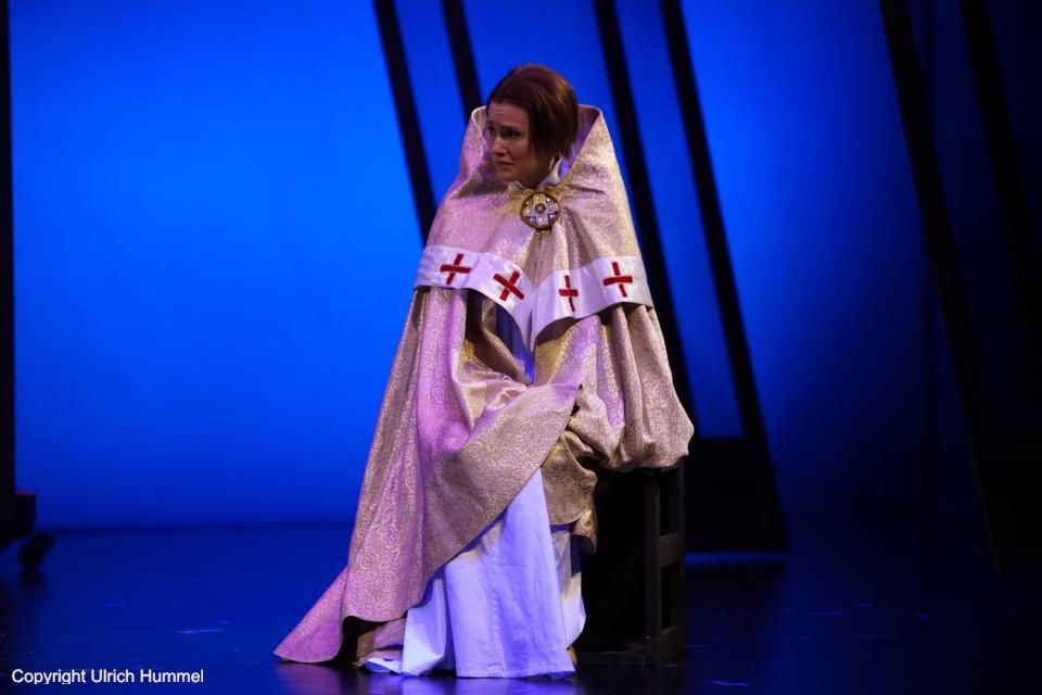 Wieder einmal naht Hilfe... paepstin musical stuttgart 175