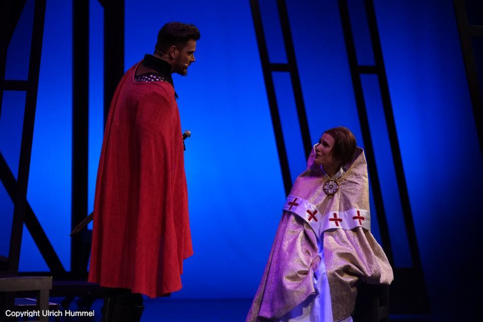 Johanna kann ihr neues Geheimnis nicht mehr länger für sich behalten: Sie gesteht Gerold, dass sie ein Kind erwartet. Gerold ist entsetzt - und fleht sie an, sofort mit ihm aus Rom zu fliehen. Dieses Mal willigt Johanna ein, denn dass es für sie jetzt wirklich im Leben und Tod geht, ist ihr klar. Nur noch die Osterprozession, so beschwört sie Gerold, nur dieses eine Fest, an dem die Gläubigen nicht ohne ihren Papst dastehen sollen. Aber dann würde sie mit Gerold aus Rom weggehen und an seiner Seite ein Leben als Frau führen. paepstin musical stuttgart 177