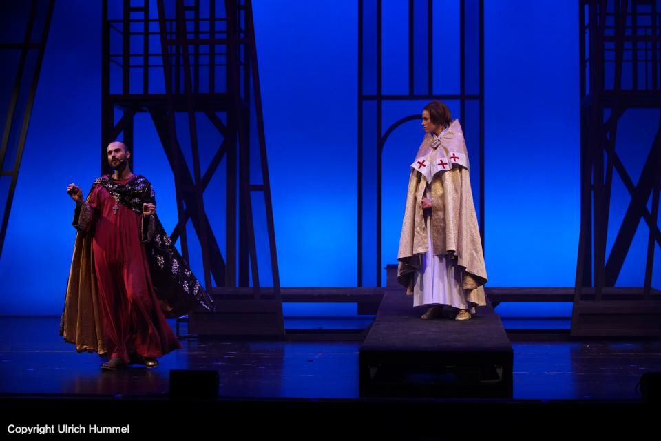 Anastasius hegt schon lange den Verdacht, dass mit diesem Papst etwas nicht stimmt, eine offene Anschuldigung wagt er aber noch nicht. paepstin musical stuttgart 178