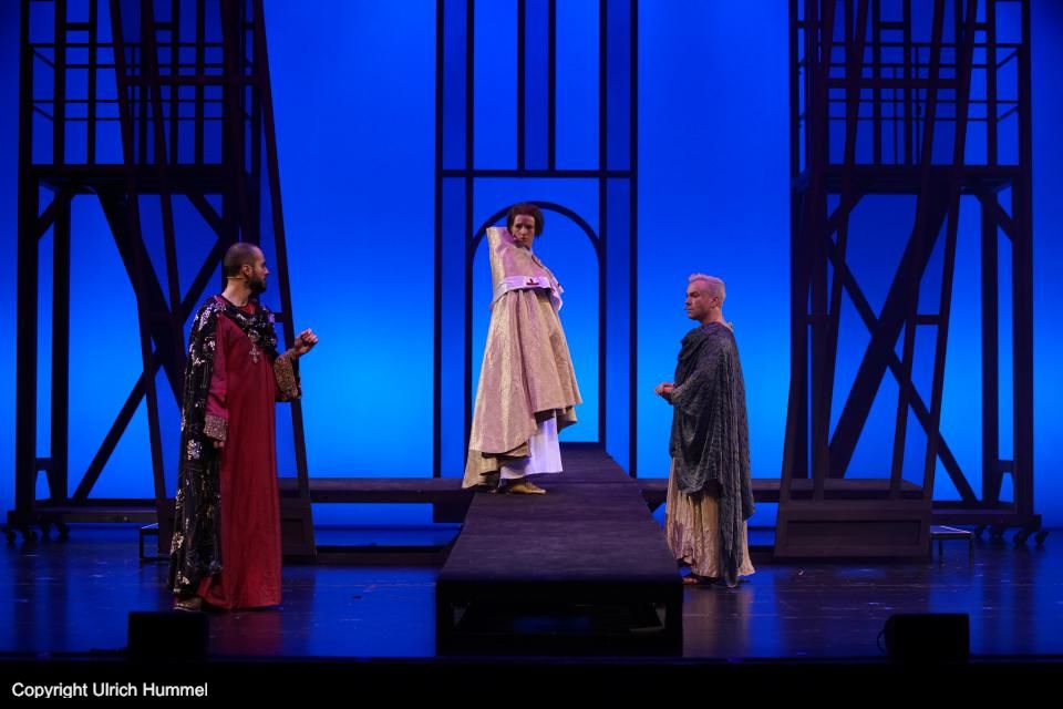 Es kommt zu einem heftigen Disput. 'Wen glaubt ihr, dass ihr vor euch habt?' Aeskulapius ist wütend angesichts der Respektosigkeit, die Anastasius an den Tag legt. 'Ja, wen habe ich da wohl vor mir...' - Anastasius ist nicht etwa eingeschüchtert. Im Gegenteil. paepstin musical stuttgart 179