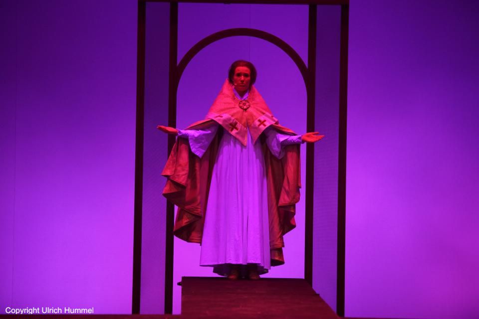 Die Osterprozession hat begonnen. Eben beginnt Johanna die päpstlichen Segensworte zu sprechen, als die Situation urplötzlich eskaliert: paepstin musical stuttgart 180